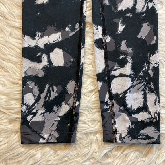 Beyond Yoga Shadow Splatter High Rise 7/8 Leggings sz XS - Picture 4 of 8